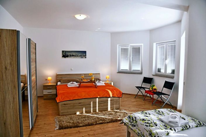 Image No.11-10 Bed Property for sale