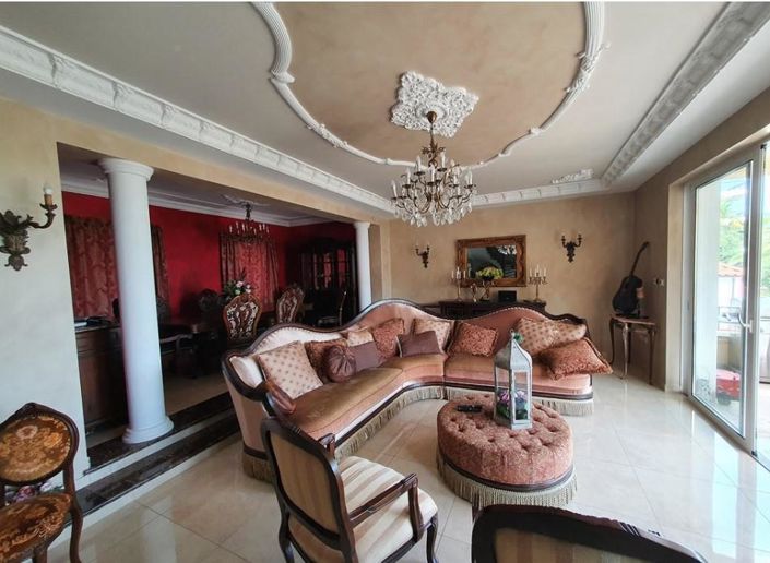 Image No.3-12 Bed Property for sale