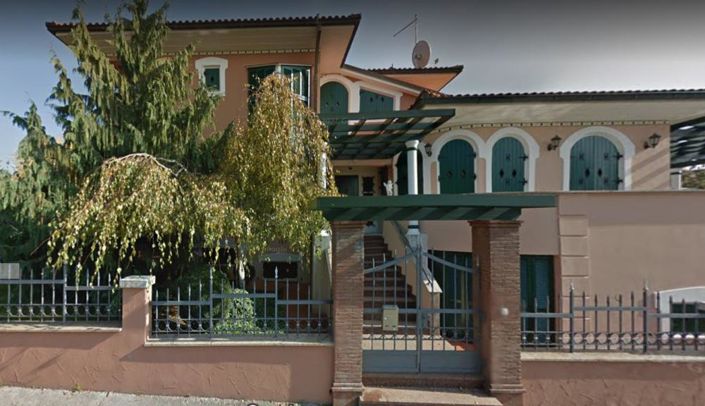 Image No.10-8 Bed Property for sale