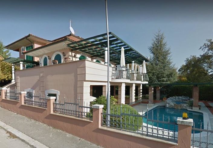 Image No.11-8 Bed Property for sale