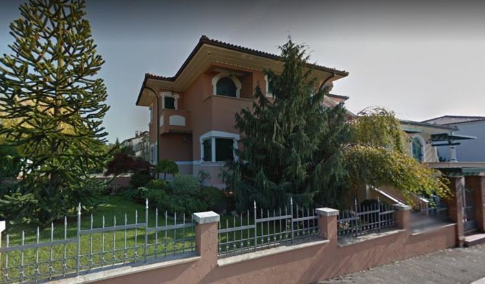 Image No.13-8 Bed Property for sale