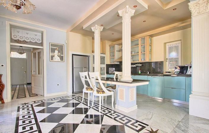 Image No.18-8 Bed Property for sale