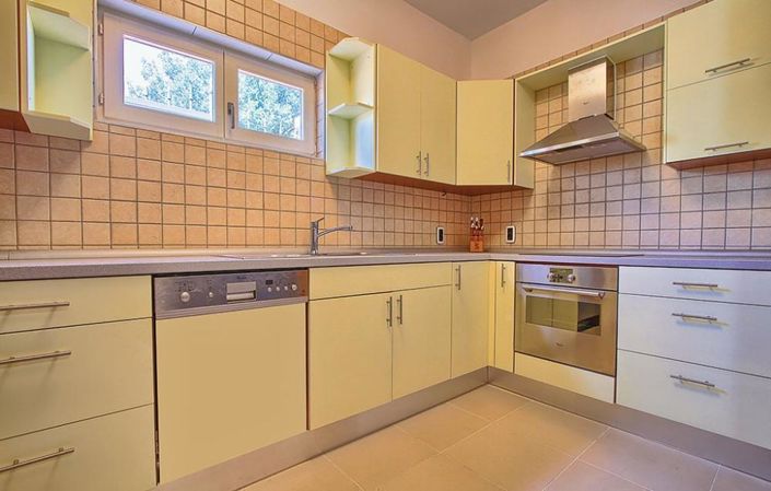 Image No.20-8 Bed Property for sale