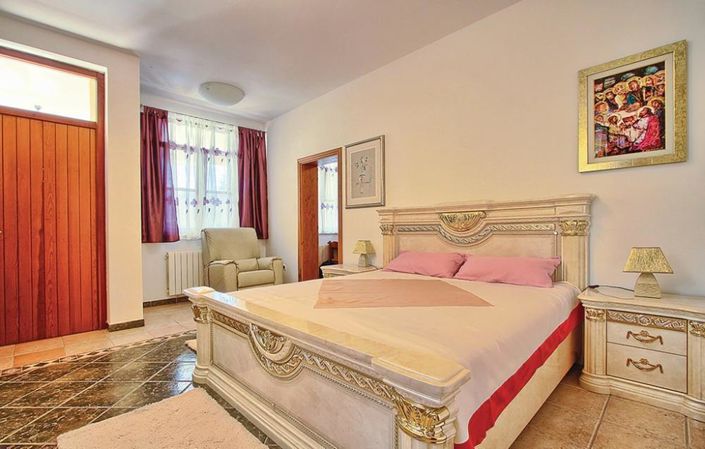 Image No.22-8 Bed Property for sale