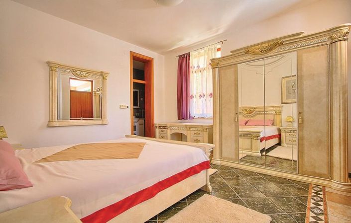 Image No.23-8 Bed Property for sale