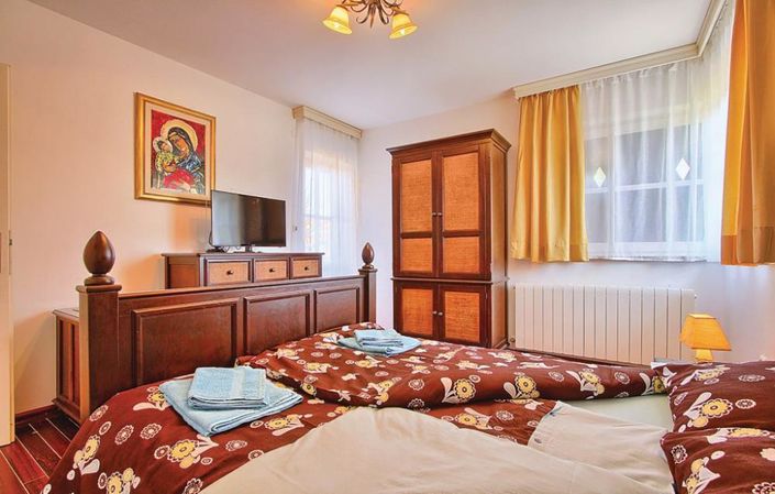 Image No.24-8 Bed Property for sale