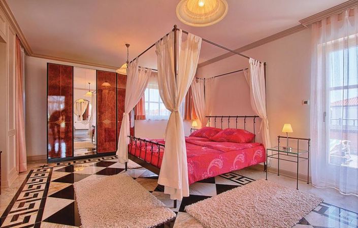 Image No.25-8 Bed Property for sale