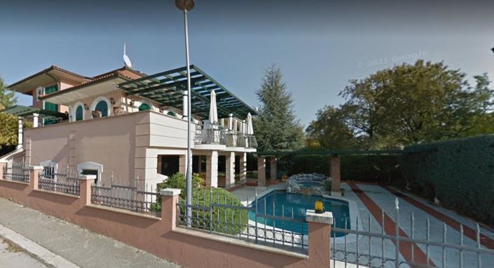 Image No.8-8 Bed Property for sale