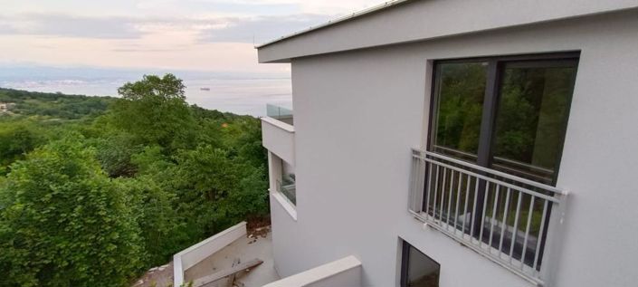 Image No.12-7 Bed Property for sale