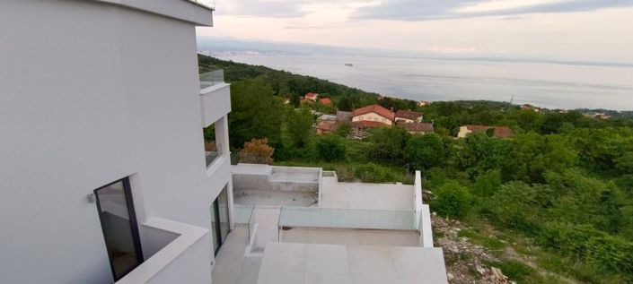 Image No.17-7 Bed Property for sale