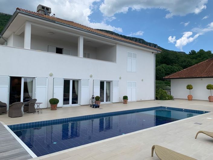 Image No.1-5 Bed Property for sale
