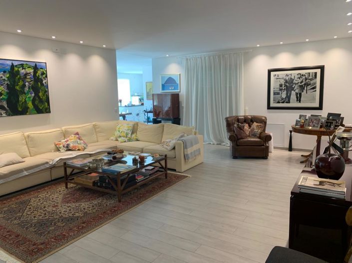 Image No.10-5 Bed Property for sale