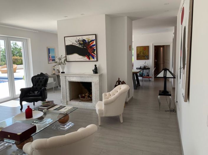 Image No.12-5 Bed Property for sale