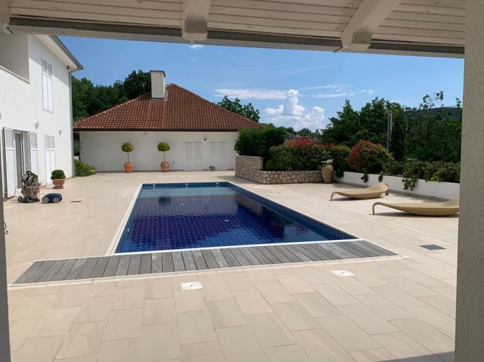 Image No.19-5 Bed Property for sale