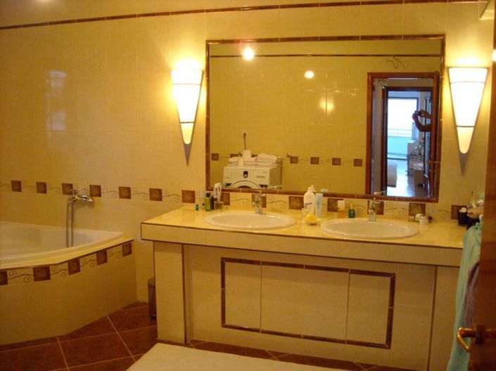 Image No.16-6 Bed Property for sale