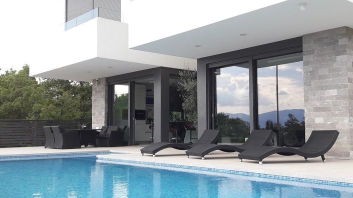 Image No.1-6 Bed Property for sale