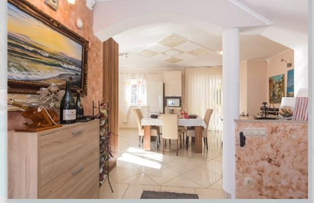 Image No.12-5 Bed Property for sale