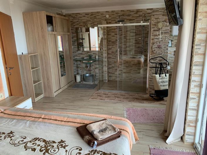 Image No.7-5 Bed Property for sale