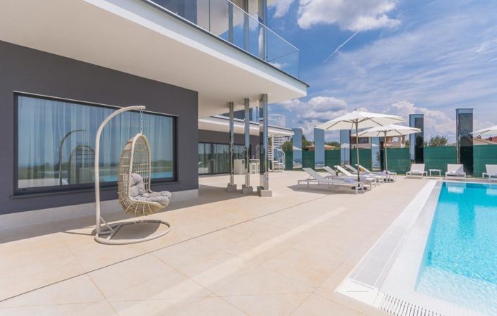 Image No.10-5 Bed Property for sale