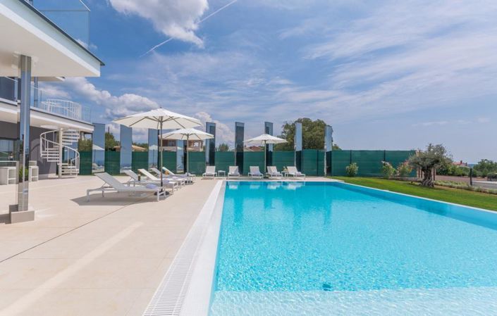 Image No.12-5 Bed Property for sale