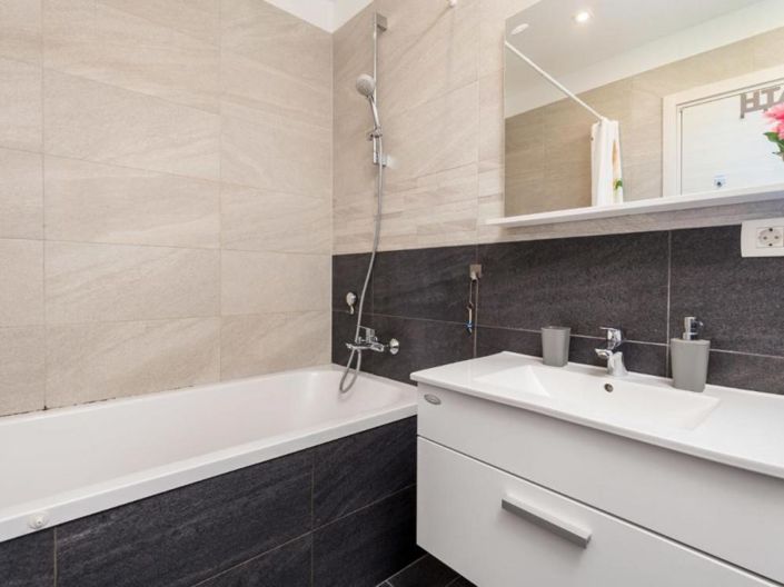 Image No.19-5 Bed Property for sale