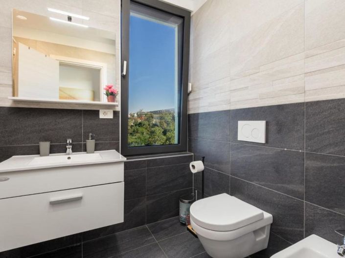 Image No.20-5 Bed Property for sale