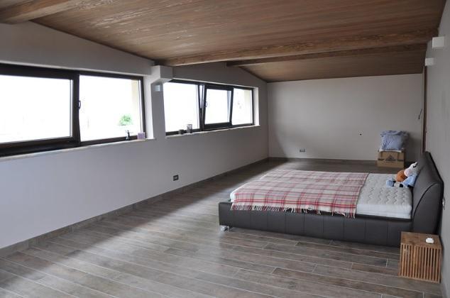 Image No.15-5 Bed Property for sale