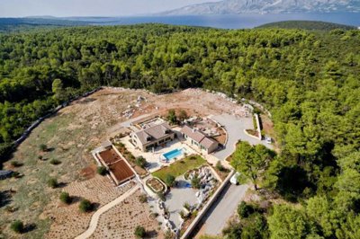 1 - Hvar, Property