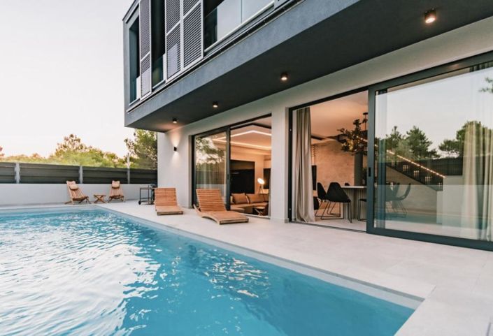 Image No.1-4 Bed Property for sale