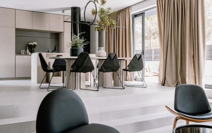 Image No.17-4 Bed Property for sale