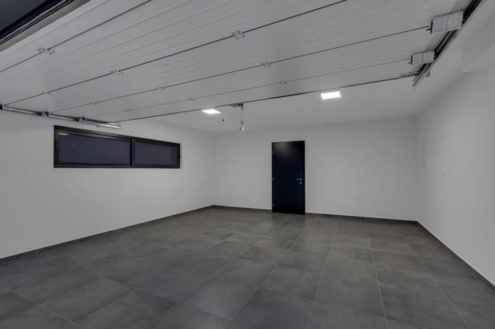 Image No.24-3 Bed Property for sale