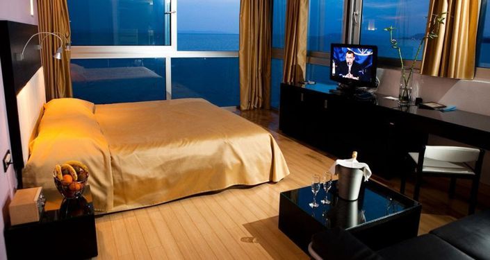 Image No.8-56 Bed Property for sale