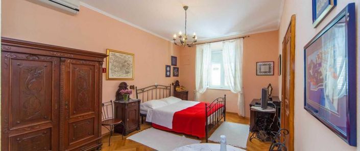 Image No.10-9 Bed Property for sale