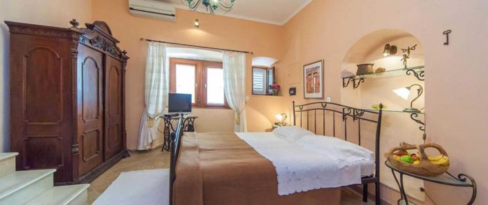 Image No.12-9 Bed Property for sale