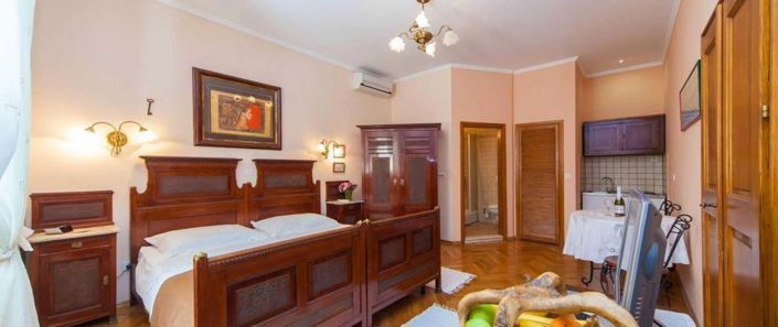 Image No.4-9 Bed Property for sale