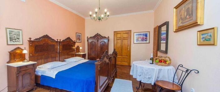 Image No.6-9 Bed Property for sale