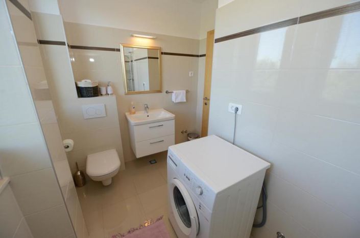 Image No.10-5 Bed Property for sale