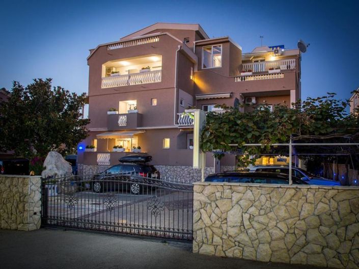Image No.1-24 Bed Property for sale
