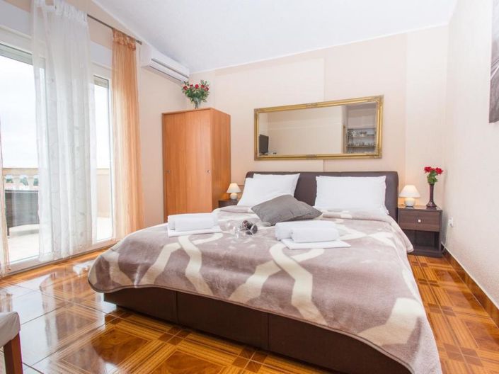 Image No.8-24 Bed Property for sale