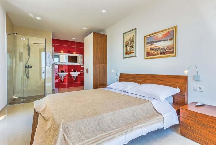 Image No.16-4 Bed Property for sale