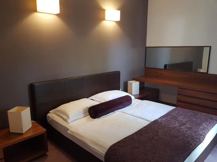 Image No.15-28 Bed Property for sale