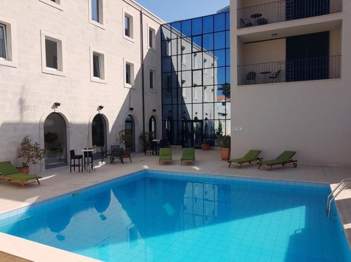 Image No.8-28 Bed Property for sale