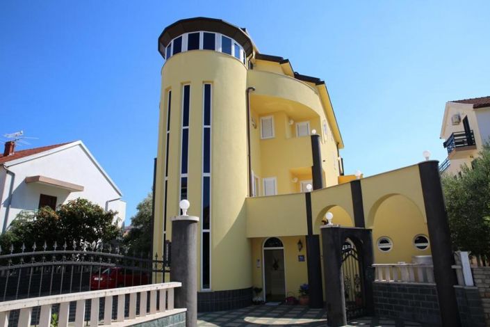 Image No.1-9 Bed Property for sale