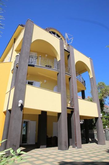 Image No.5-9 Bed Property for sale