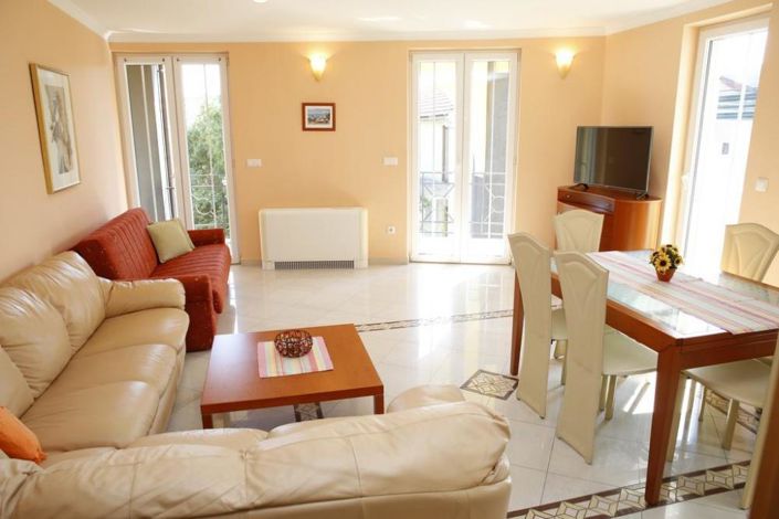 Image No.6-9 Bed Property for sale