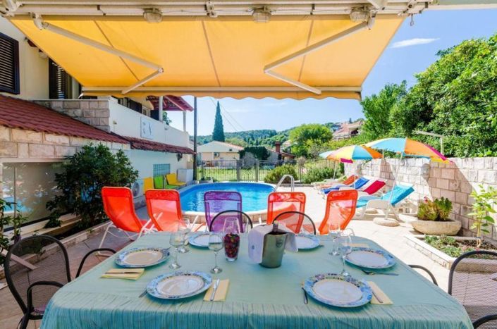 Image No.19-8 Bed Property for sale