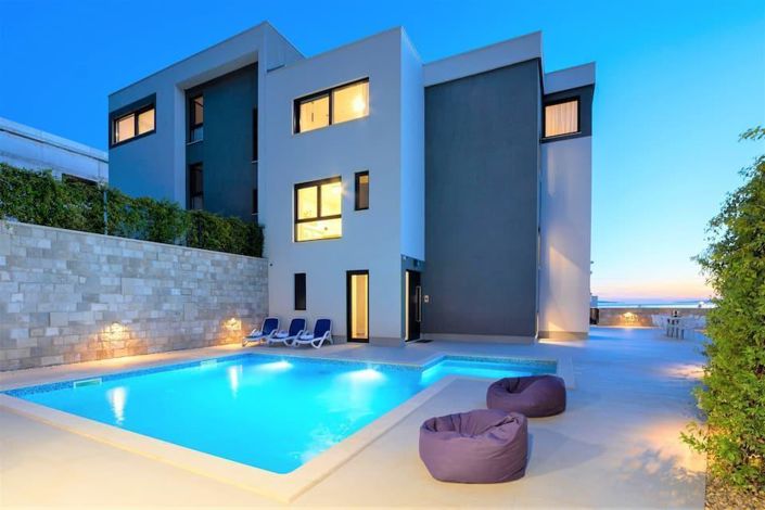 Image No.1-4 Bed Property for sale