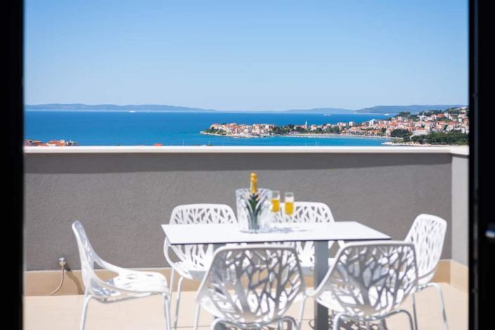 Image No.4-4 Bed Property for sale