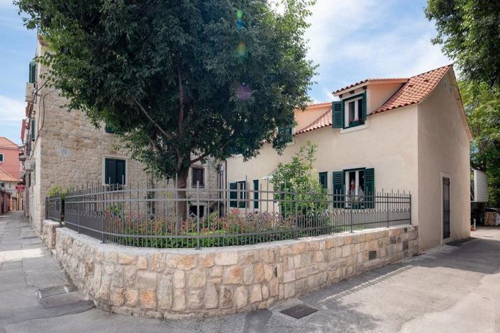 Image No.1-3 Bed Property for sale