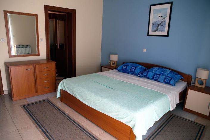 Image No.12-7 Bed Property for sale